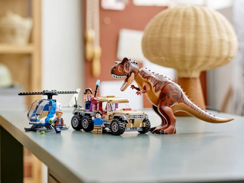 Конструктор Jurassic World Переслідування динозавра карнотавра 76941 фото