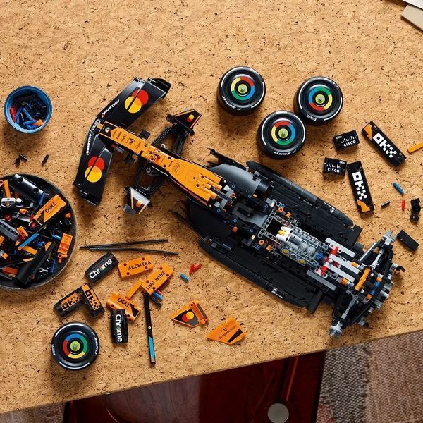 Конструктор Technic Формула 1 McLaren F1 1675 деталей 42228 фото